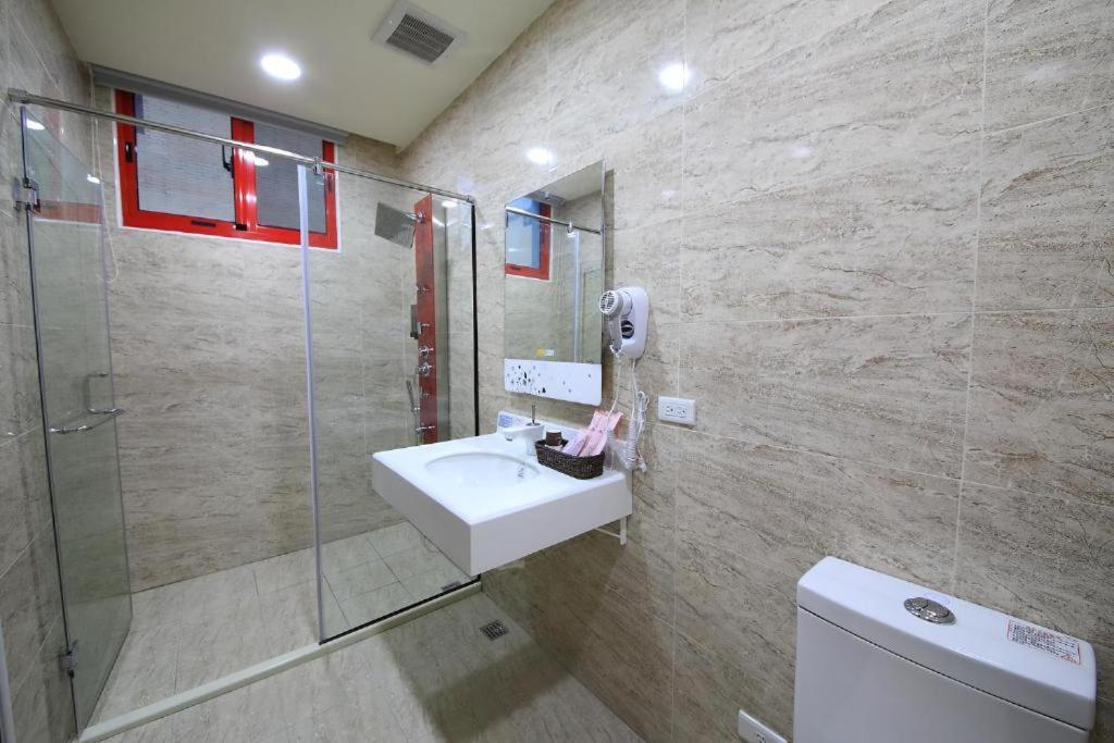 花蓮亮君經典民宿1館加2館民宿-東大門夜市-電梯包棟bright King Homestay Hualien Buitenkant foto