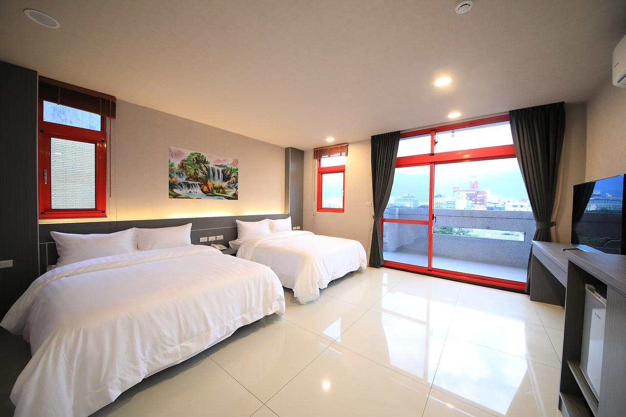 花蓮亮君經典民宿1館加2館民宿-東大門夜市-電梯包棟bright King Homestay Hualien Buitenkant foto
