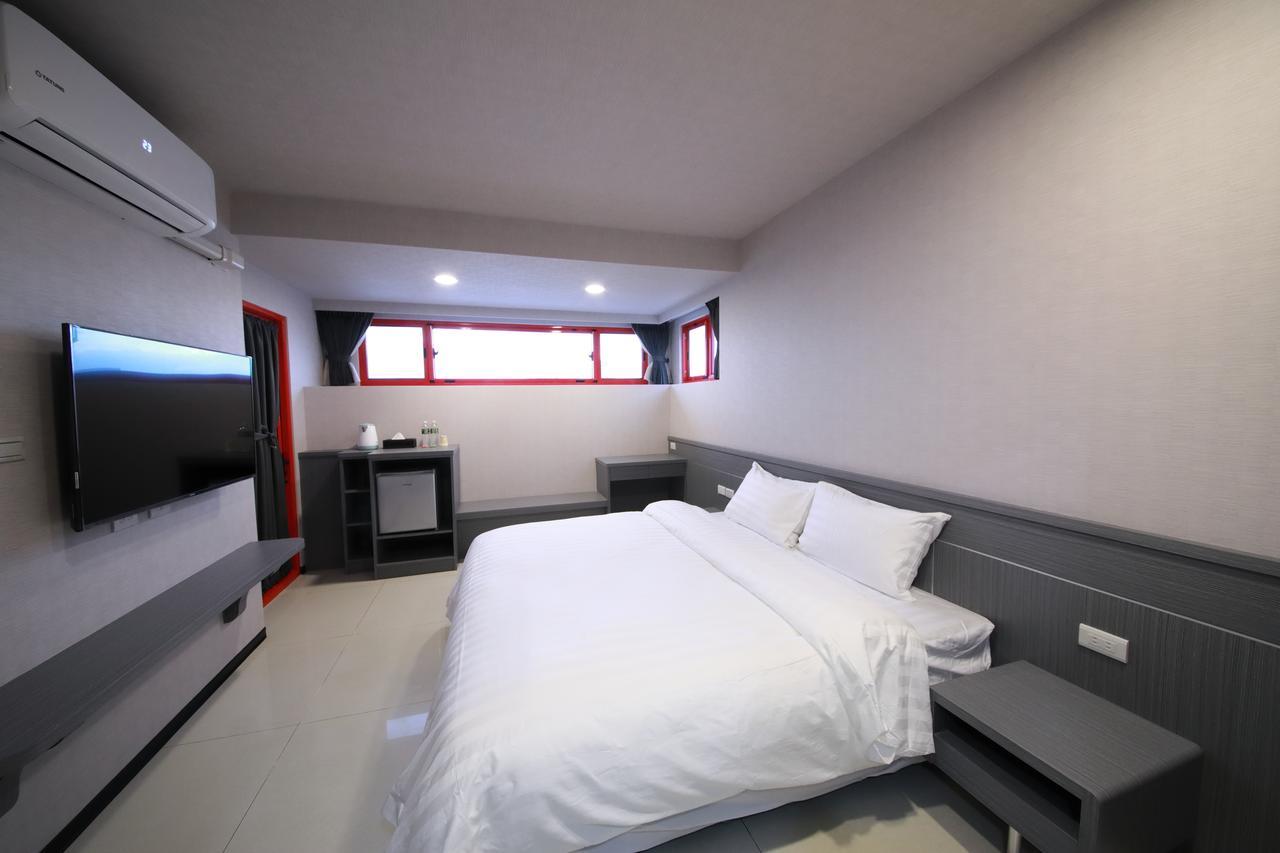花蓮亮君經典民宿1館加2館民宿-東大門夜市-電梯包棟bright King Homestay Hualien Buitenkant foto