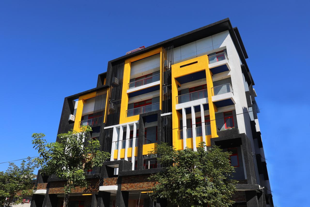 花蓮亮君經典民宿1館加2館民宿-東大門夜市-電梯包棟bright King Homestay Hualien Buitenkant foto