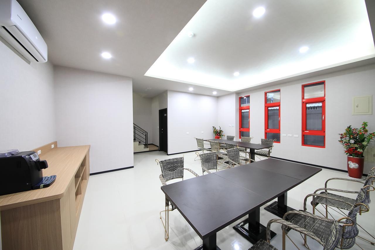 花蓮亮君經典民宿1館加2館民宿-東大門夜市-電梯包棟bright King Homestay Hualien Buitenkant foto