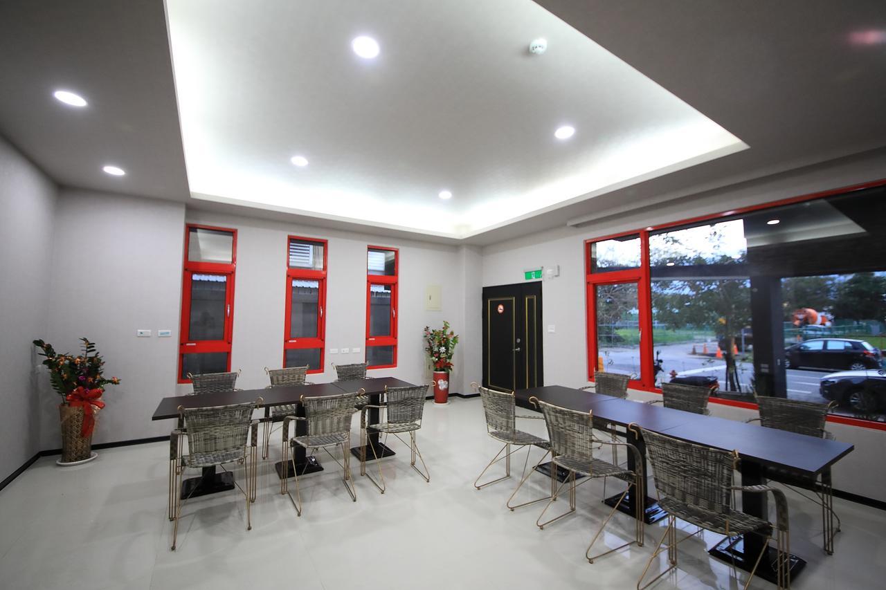 花蓮亮君經典民宿1館加2館民宿-東大門夜市-電梯包棟bright King Homestay Hualien Buitenkant foto