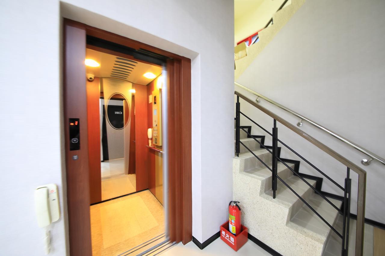 花蓮亮君經典民宿1館加2館民宿-東大門夜市-電梯包棟bright King Homestay Hualien Buitenkant foto