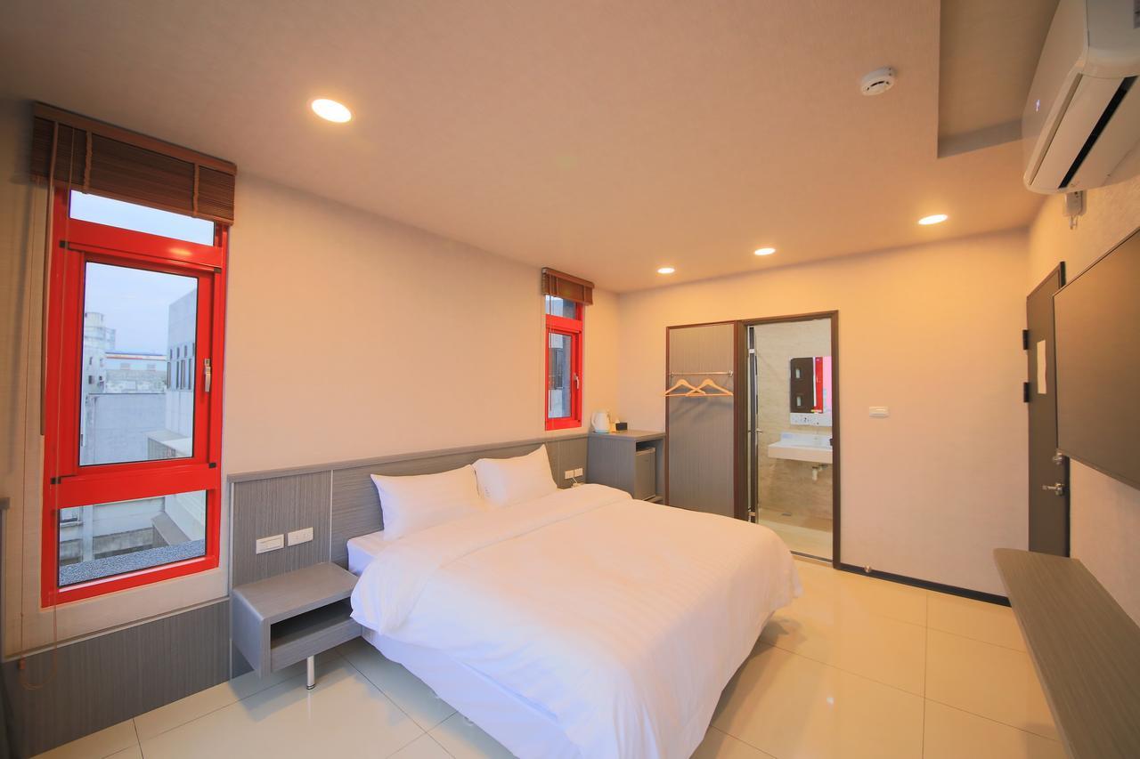花蓮亮君經典民宿1館加2館民宿-東大門夜市-電梯包棟bright King Homestay Hualien Buitenkant foto