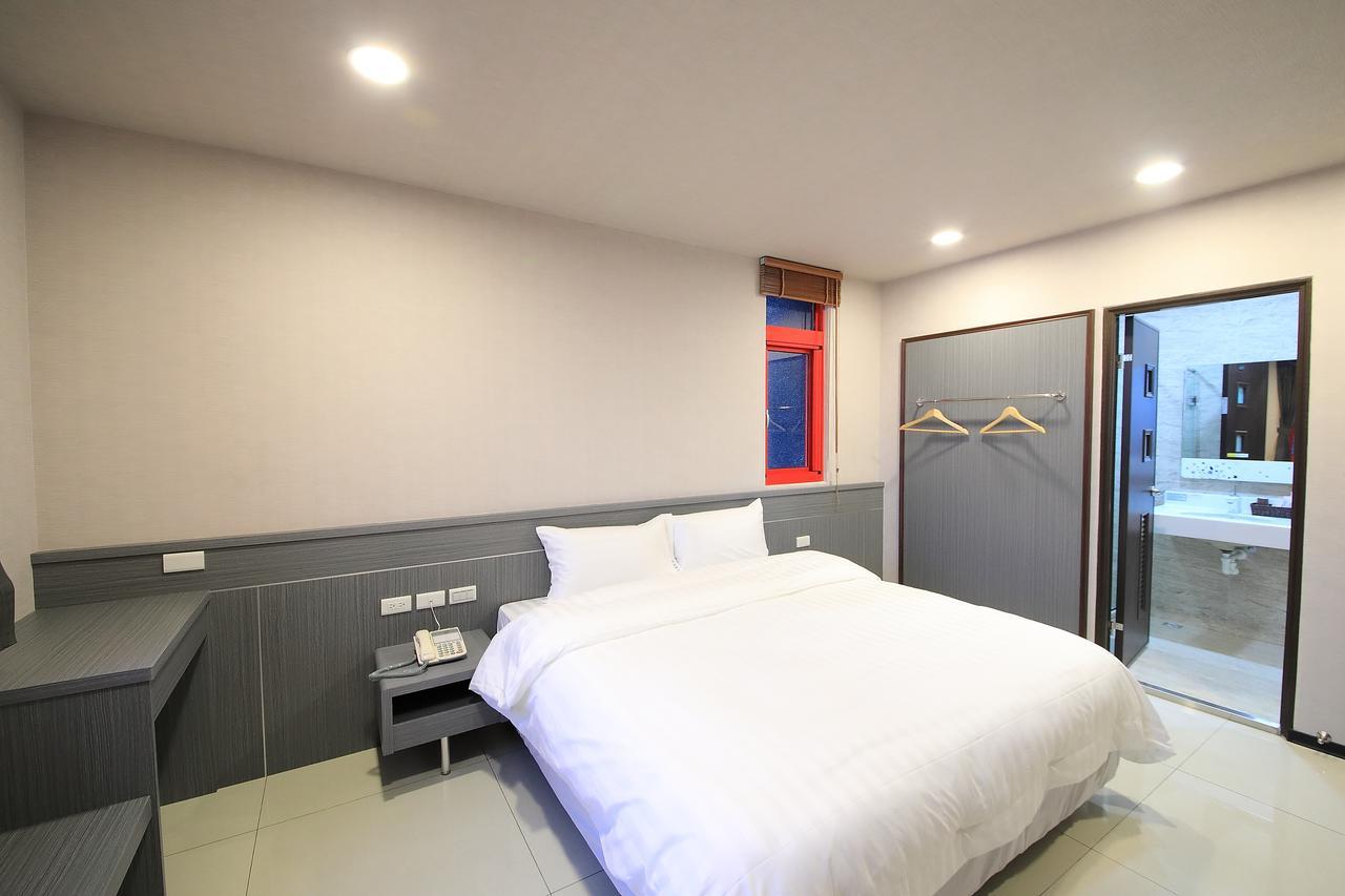 花蓮亮君經典民宿1館加2館民宿-東大門夜市-電梯包棟bright King Homestay Hualien Buitenkant foto