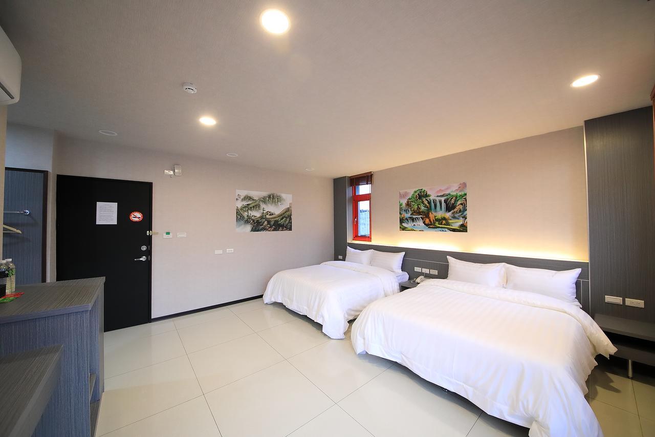 花蓮亮君經典民宿1館加2館民宿-東大門夜市-電梯包棟bright King Homestay Hualien Buitenkant foto