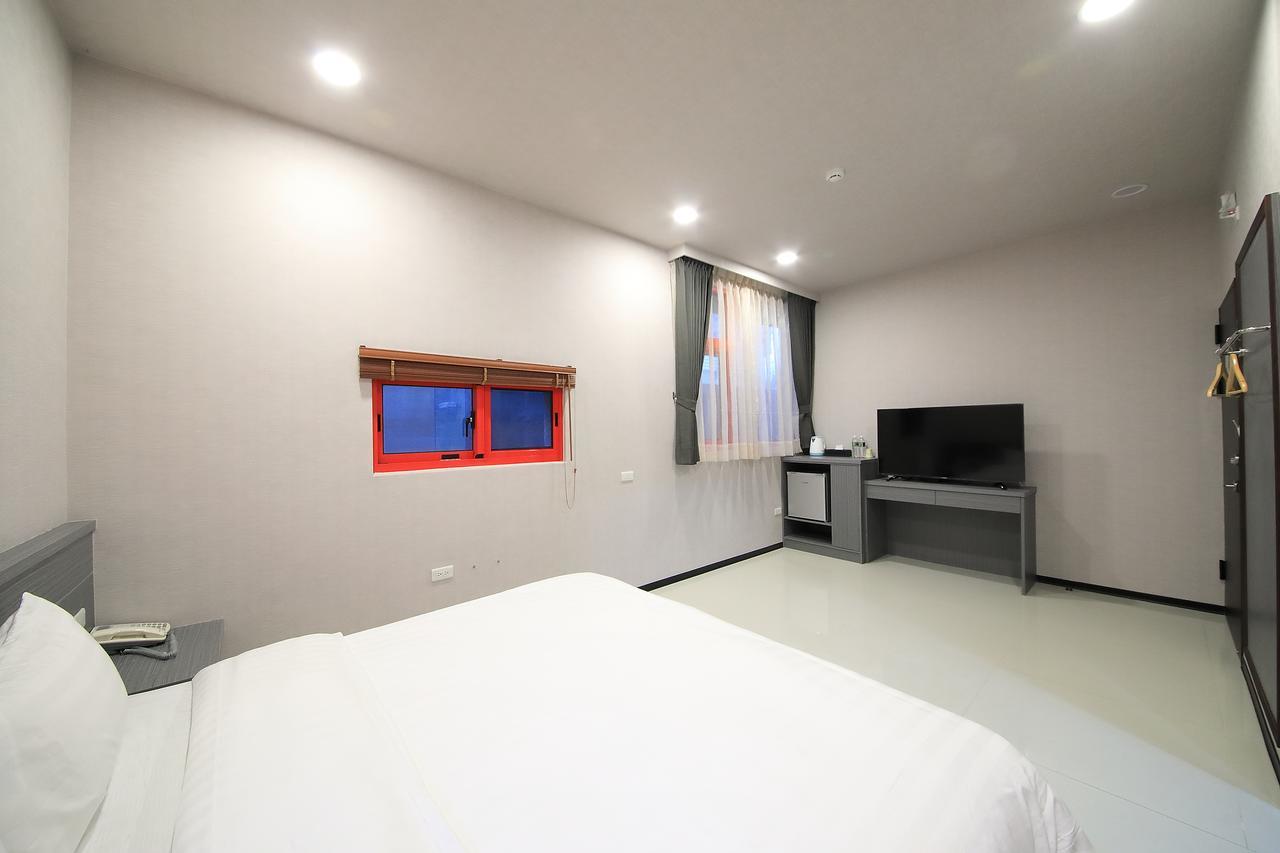 花蓮亮君經典民宿1館加2館民宿-東大門夜市-電梯包棟bright King Homestay Hualien Buitenkant foto