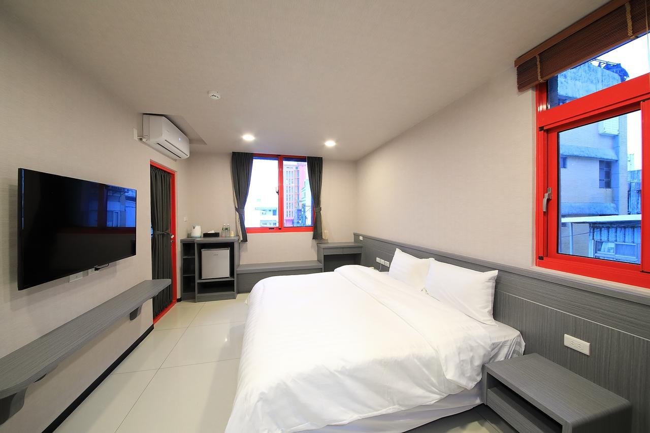 花蓮亮君經典民宿1館加2館民宿-東大門夜市-電梯包棟bright King Homestay Hualien Buitenkant foto