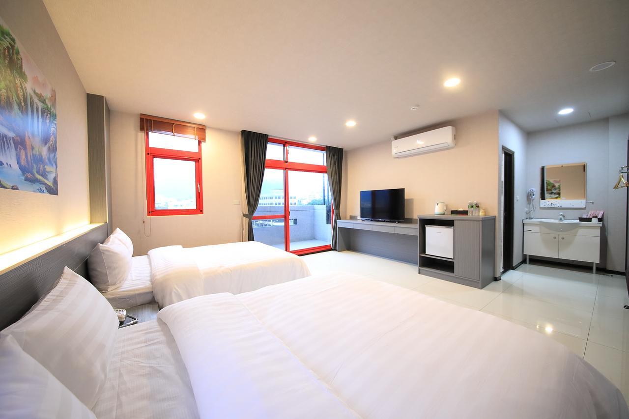 花蓮亮君經典民宿1館加2館民宿-東大門夜市-電梯包棟bright King Homestay Hualien Buitenkant foto