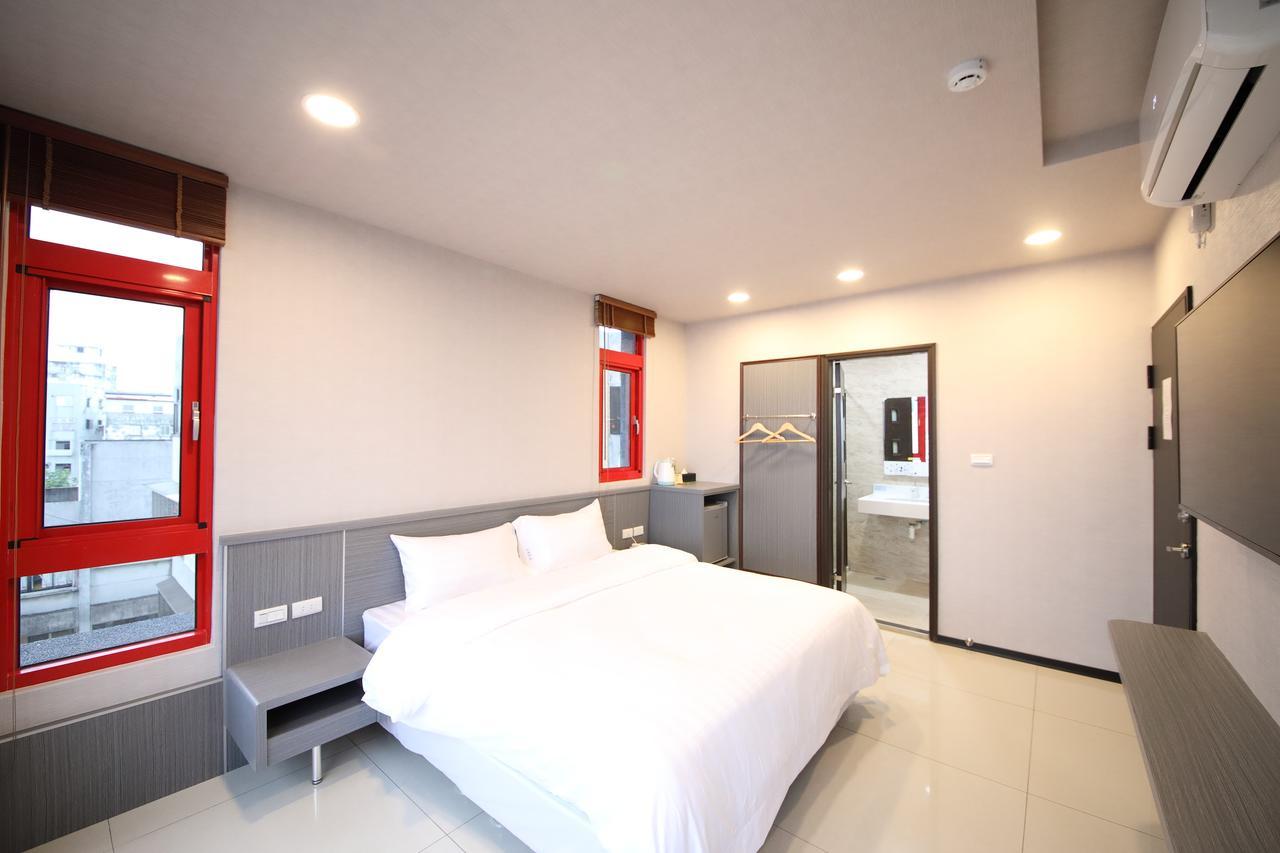 花蓮亮君經典民宿1館加2館民宿-東大門夜市-電梯包棟bright King Homestay Hualien Buitenkant foto