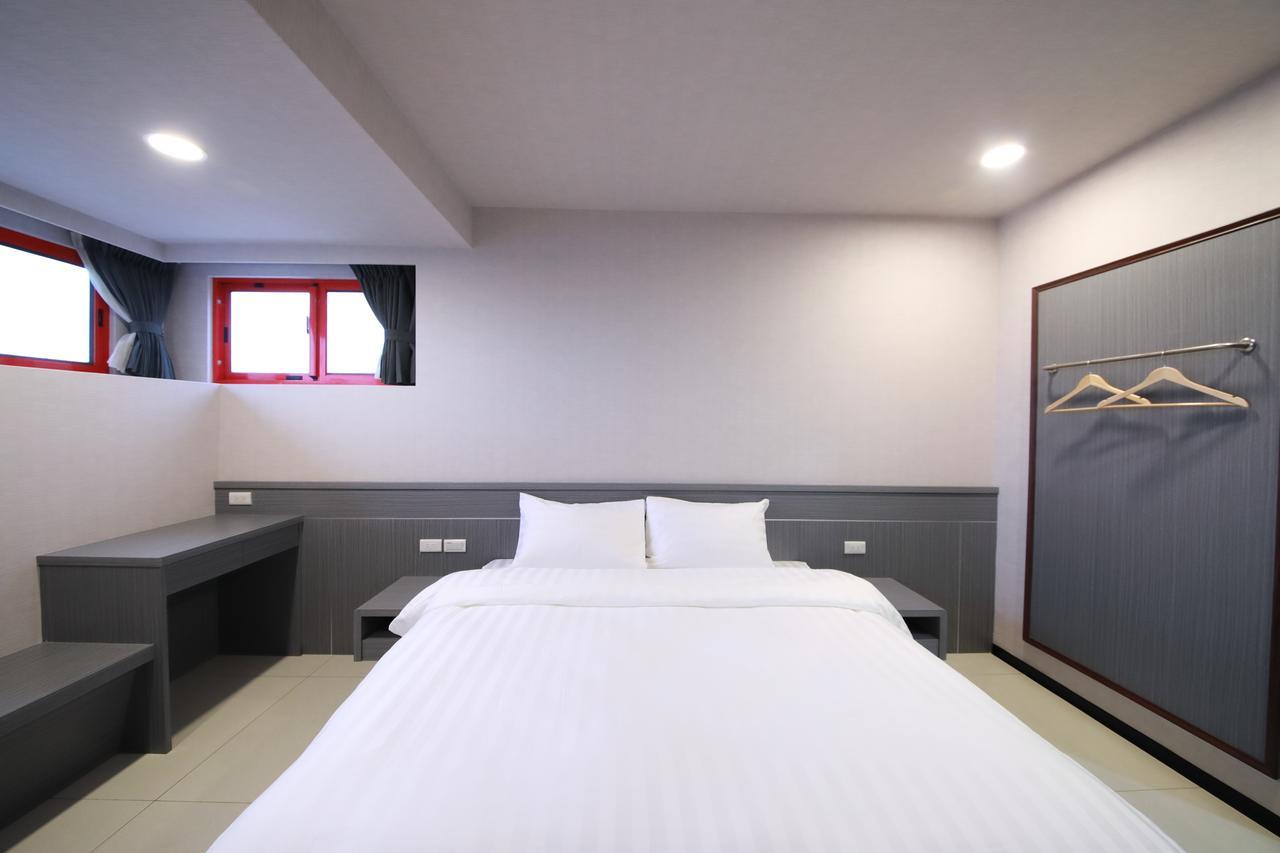 花蓮亮君經典民宿1館加2館民宿-東大門夜市-電梯包棟bright King Homestay Hualien Buitenkant foto