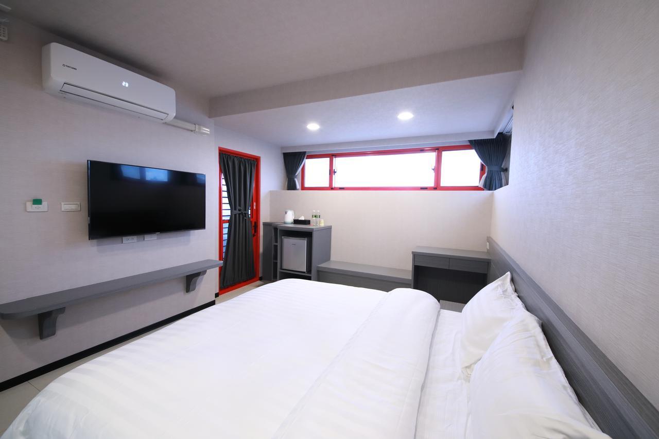 花蓮亮君經典民宿1館加2館民宿-東大門夜市-電梯包棟bright King Homestay Hualien Buitenkant foto