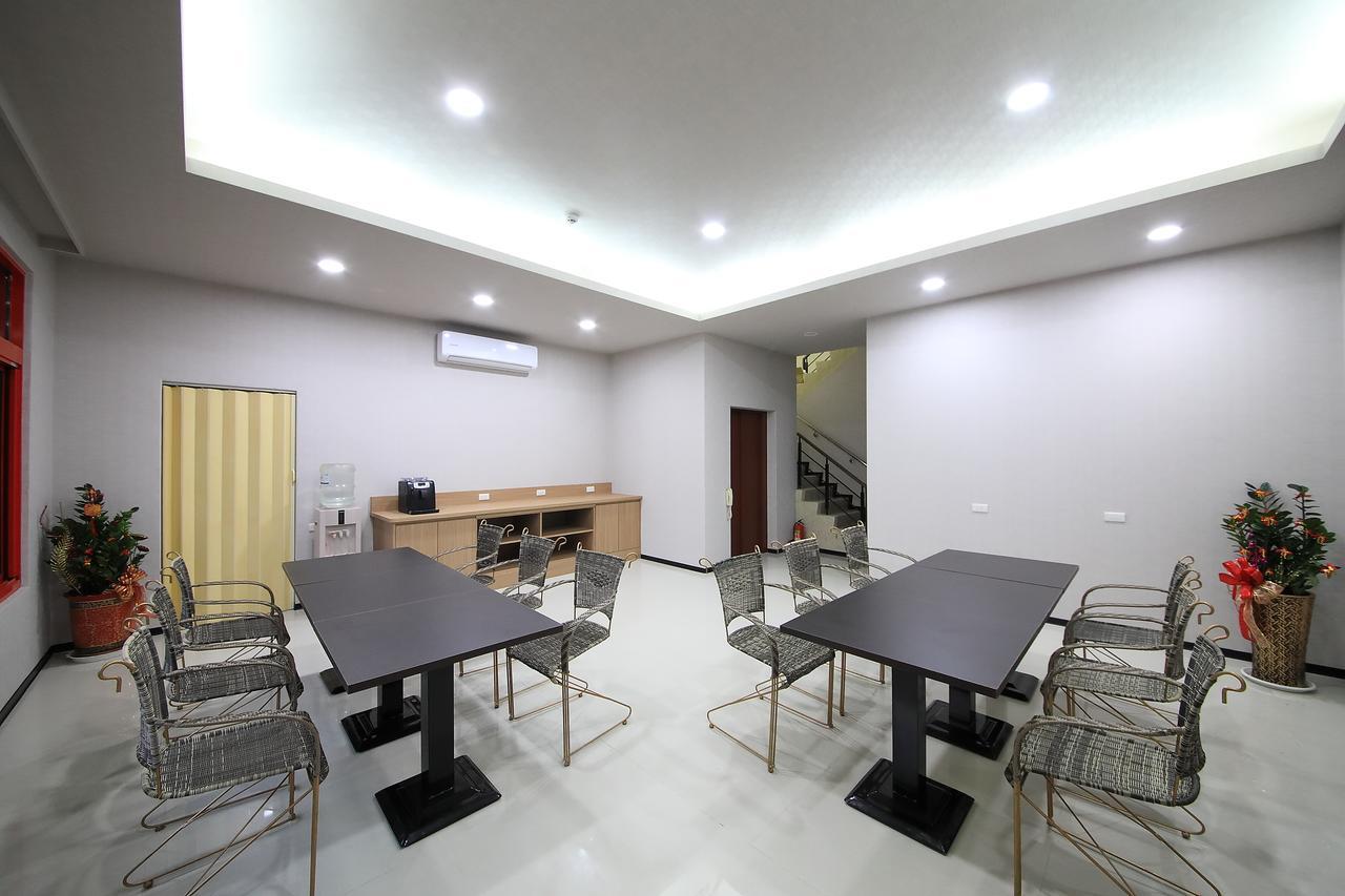 花蓮亮君經典民宿1館加2館民宿-東大門夜市-電梯包棟bright King Homestay Hualien Buitenkant foto