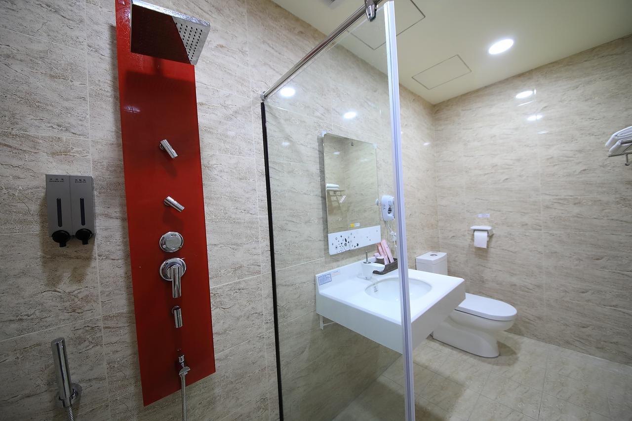 花蓮亮君經典民宿1館加2館民宿-東大門夜市-電梯包棟bright King Homestay Hualien Buitenkant foto
