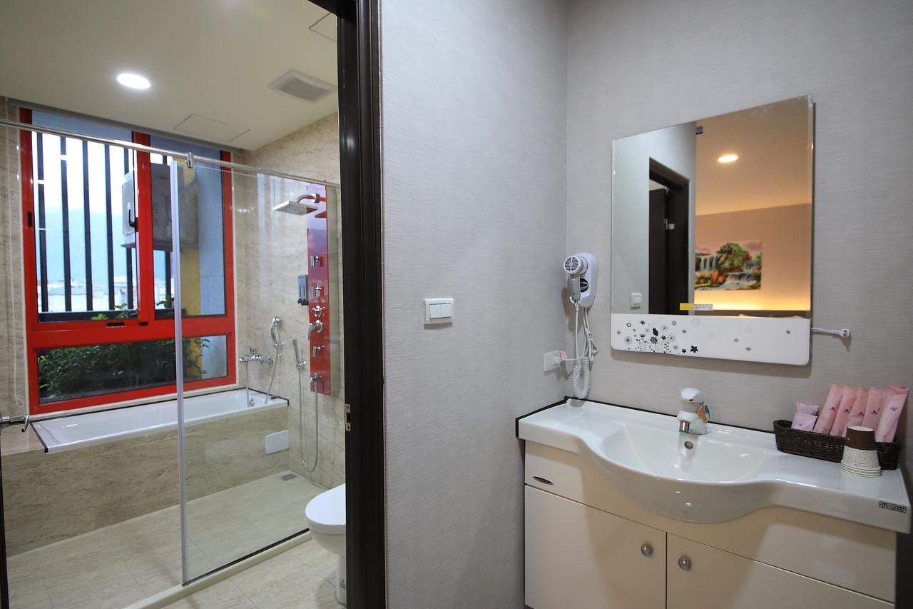 花蓮亮君經典民宿1館加2館民宿-東大門夜市-電梯包棟bright King Homestay Hualien Buitenkant foto