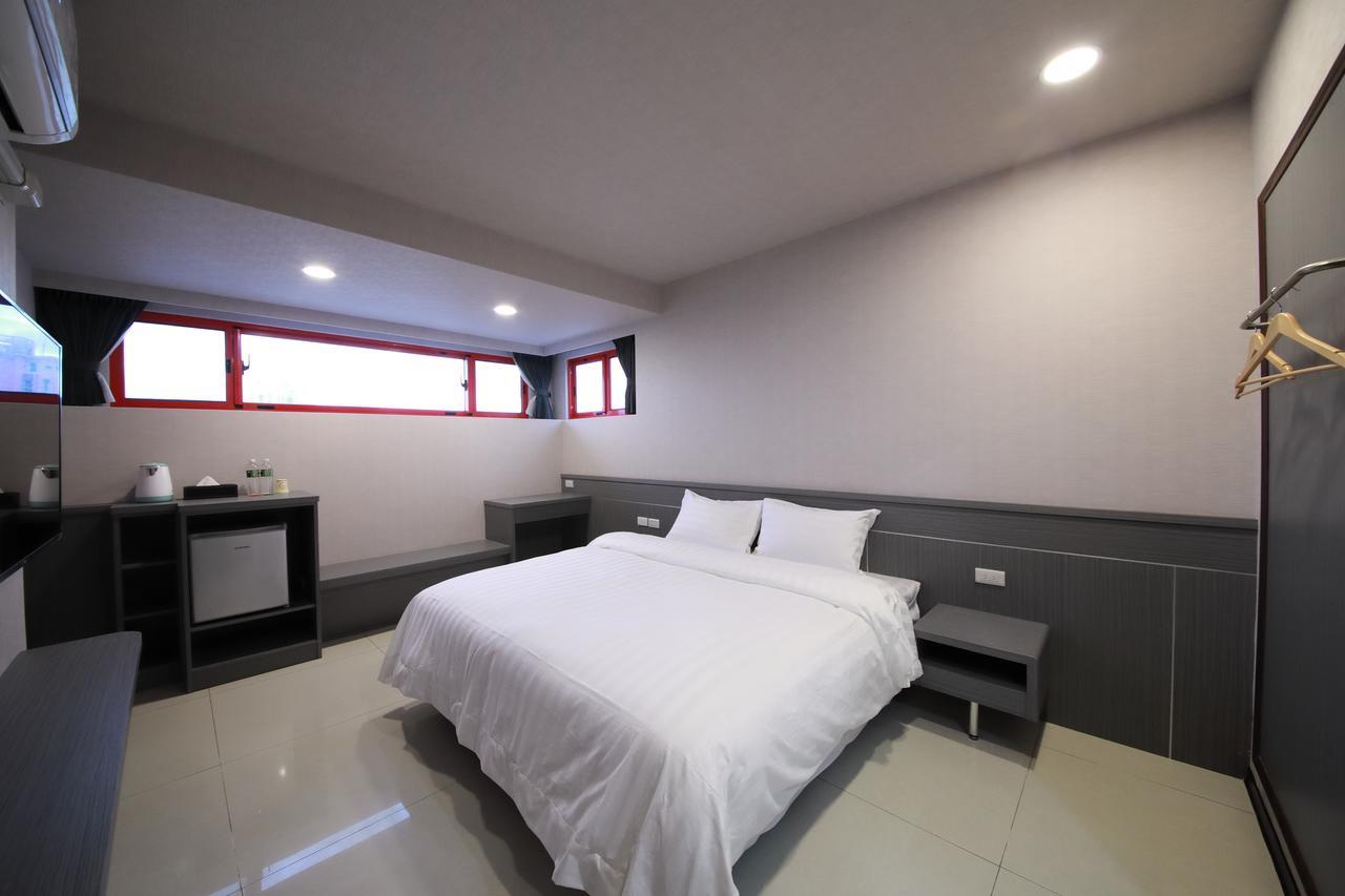 花蓮亮君經典民宿1館加2館民宿-東大門夜市-電梯包棟bright King Homestay Hualien Buitenkant foto