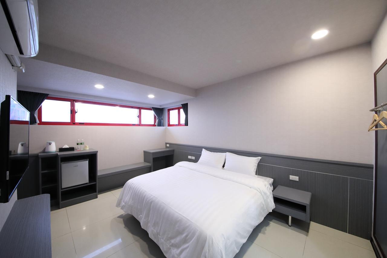 花蓮亮君經典民宿1館加2館民宿-東大門夜市-電梯包棟bright King Homestay Hualien Buitenkant foto